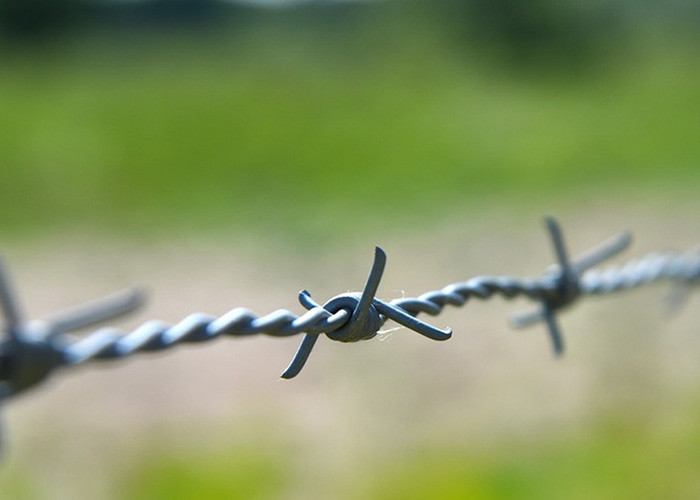 Use Of Prison Walls Twist 3or 4inch Barb Distanc Hot Dipped Galvanized Barbed Wire