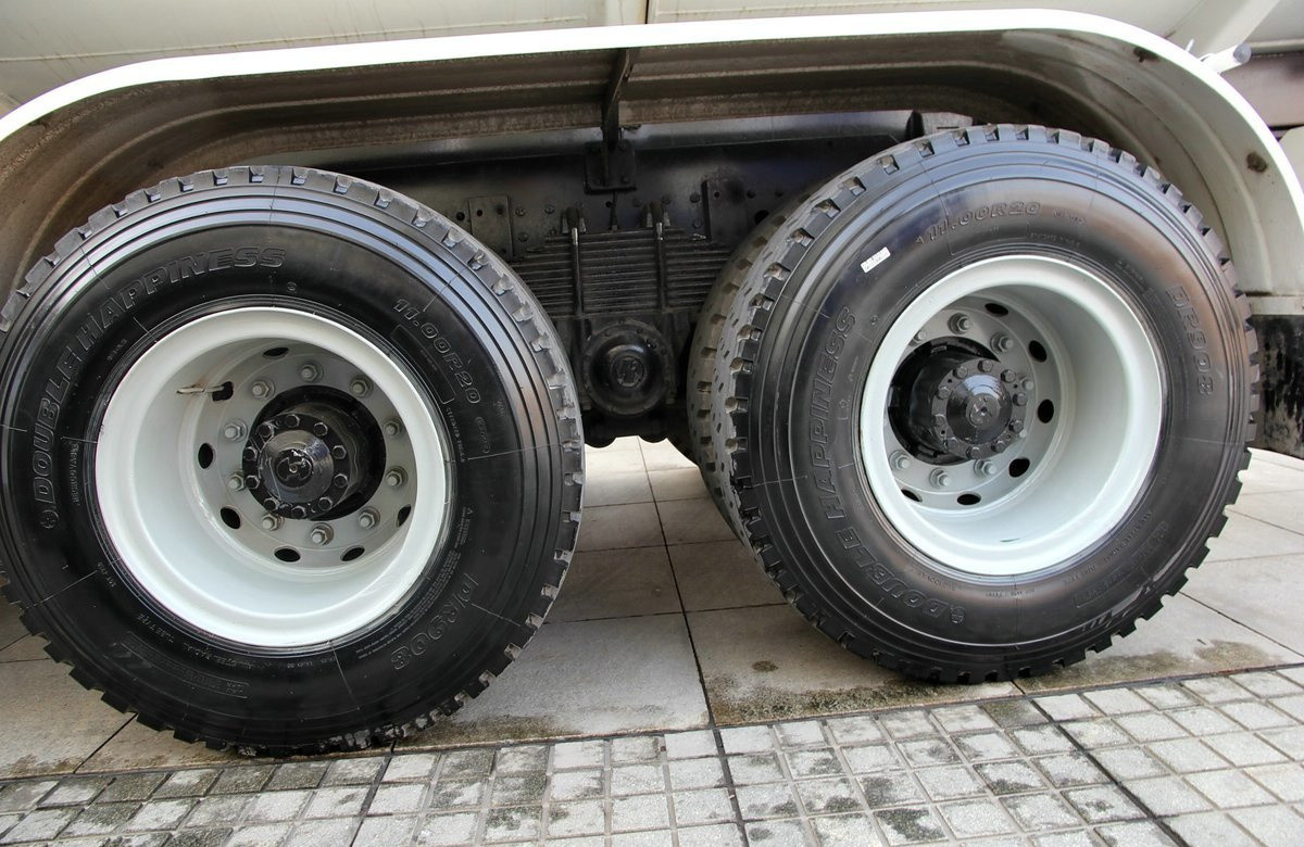 Sinotruck Howo 6*4 Drive Mode 10 Tyre Oil Tanker Truck 25 Cubic 10 Meters Long LHD