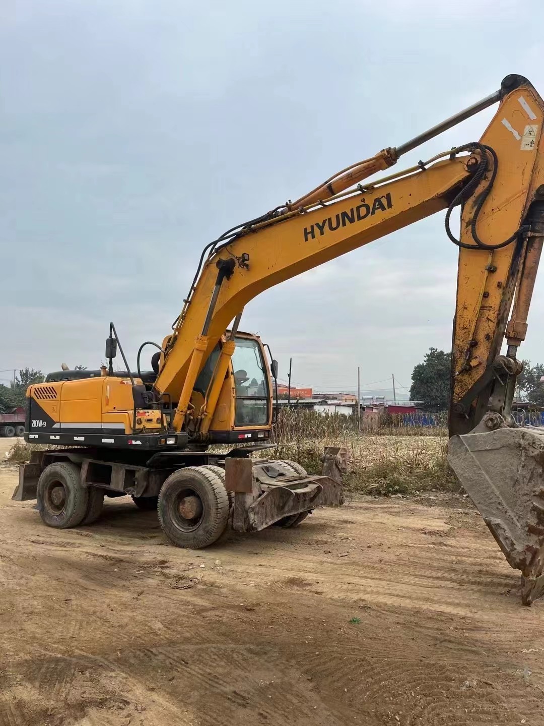 22 Ton Hyundai R210w-9 Wheeled Excavator Equipped With Cummins B7 Engine