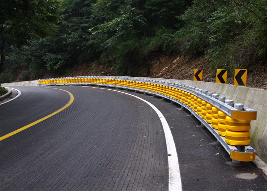 Highway Rolling Anti Collision Guardrail Galvanized Road Isolation Safety Barrier
