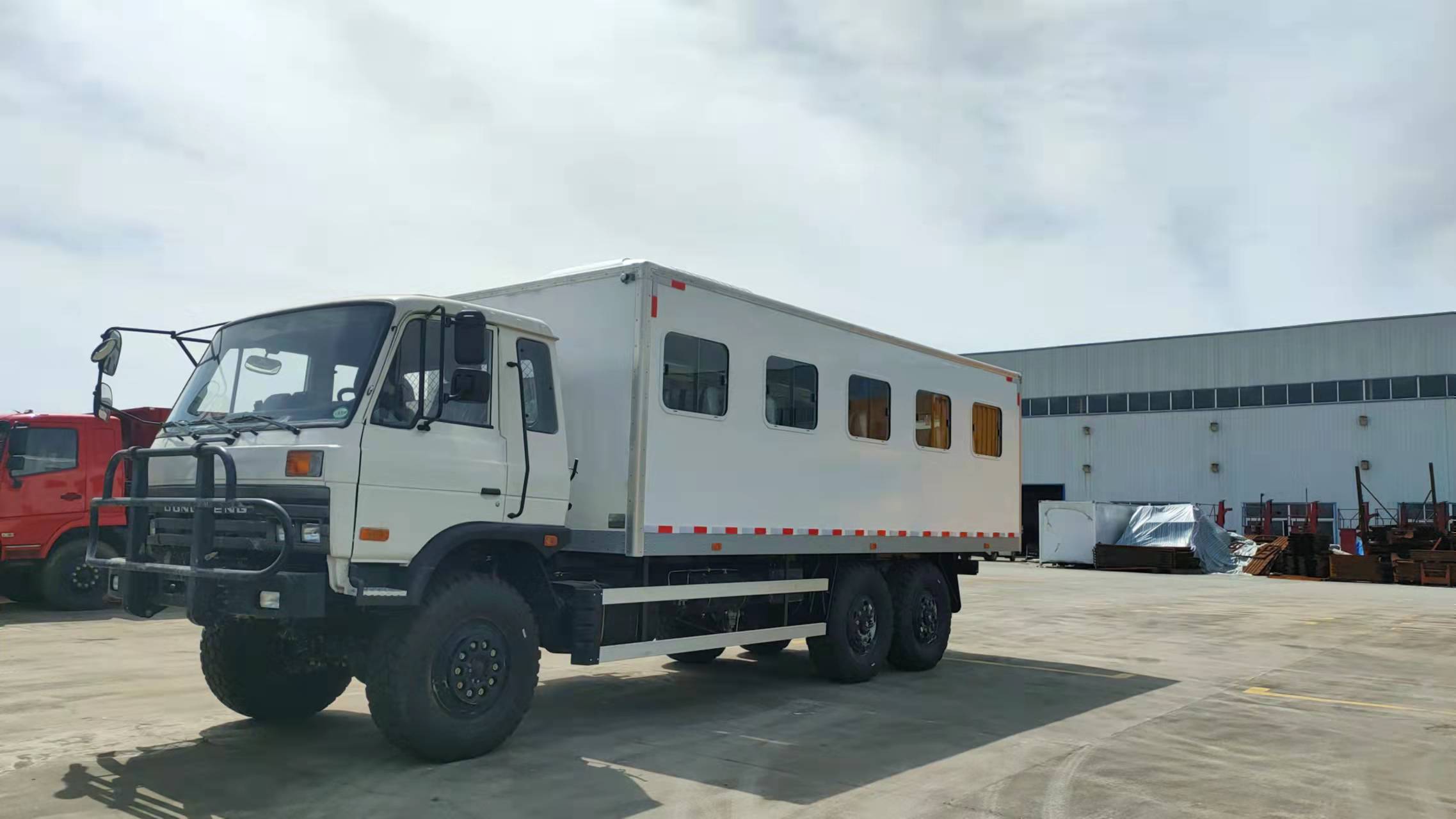 1000kg Cargo Truck 4x2 Diesel Heavy Truck With Cargo Tank Length And Left Steering