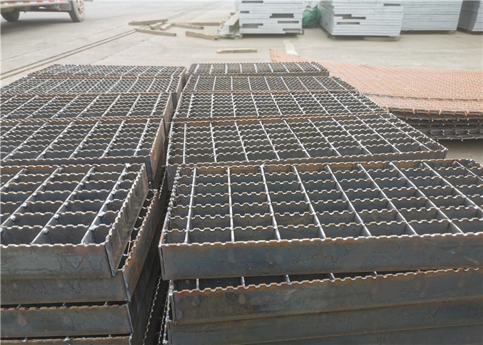 ISO9001 Step Board Galvanized Steel Grating Walkway Pressure Resistance Welding