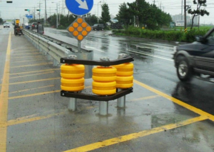Yellow Red EVA Filled Safety Roller Barrier High Energy Absorption And Low Reaction