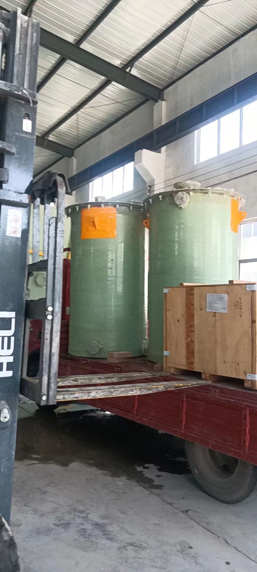White Fiberglass Chemical Tanks Ammonia Storage Chemistry Mixer 1800mm*4080mm