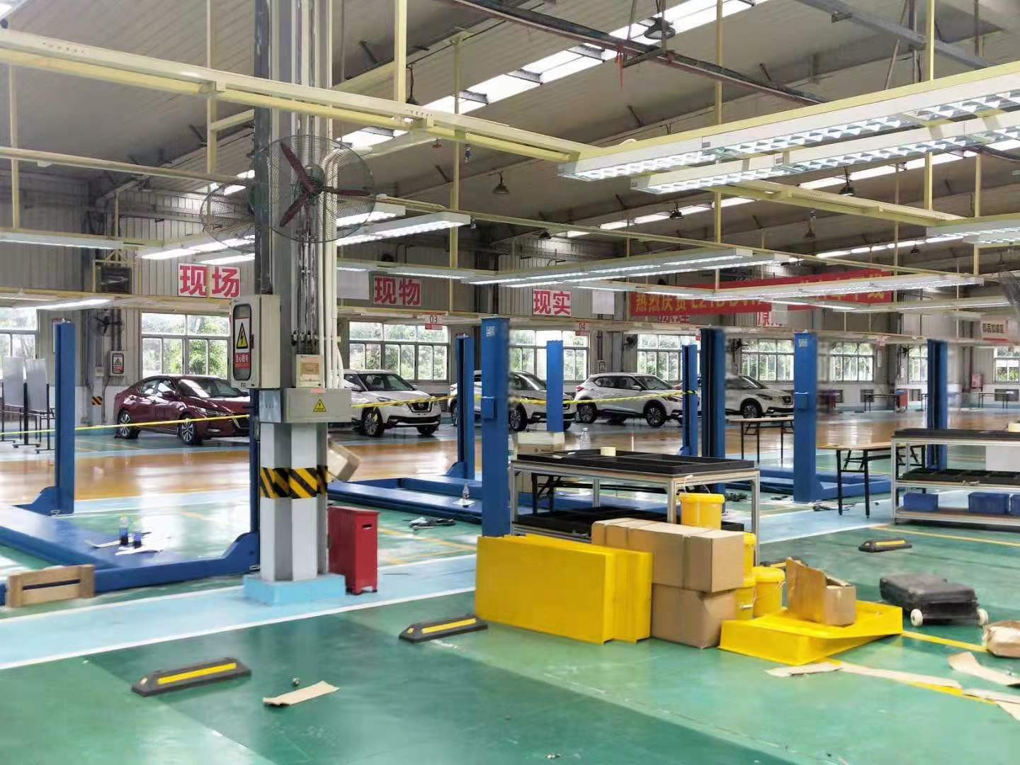 4000kg T440D Robust 4 Post Vehicle Lift For Heavy Vehicles Repair
