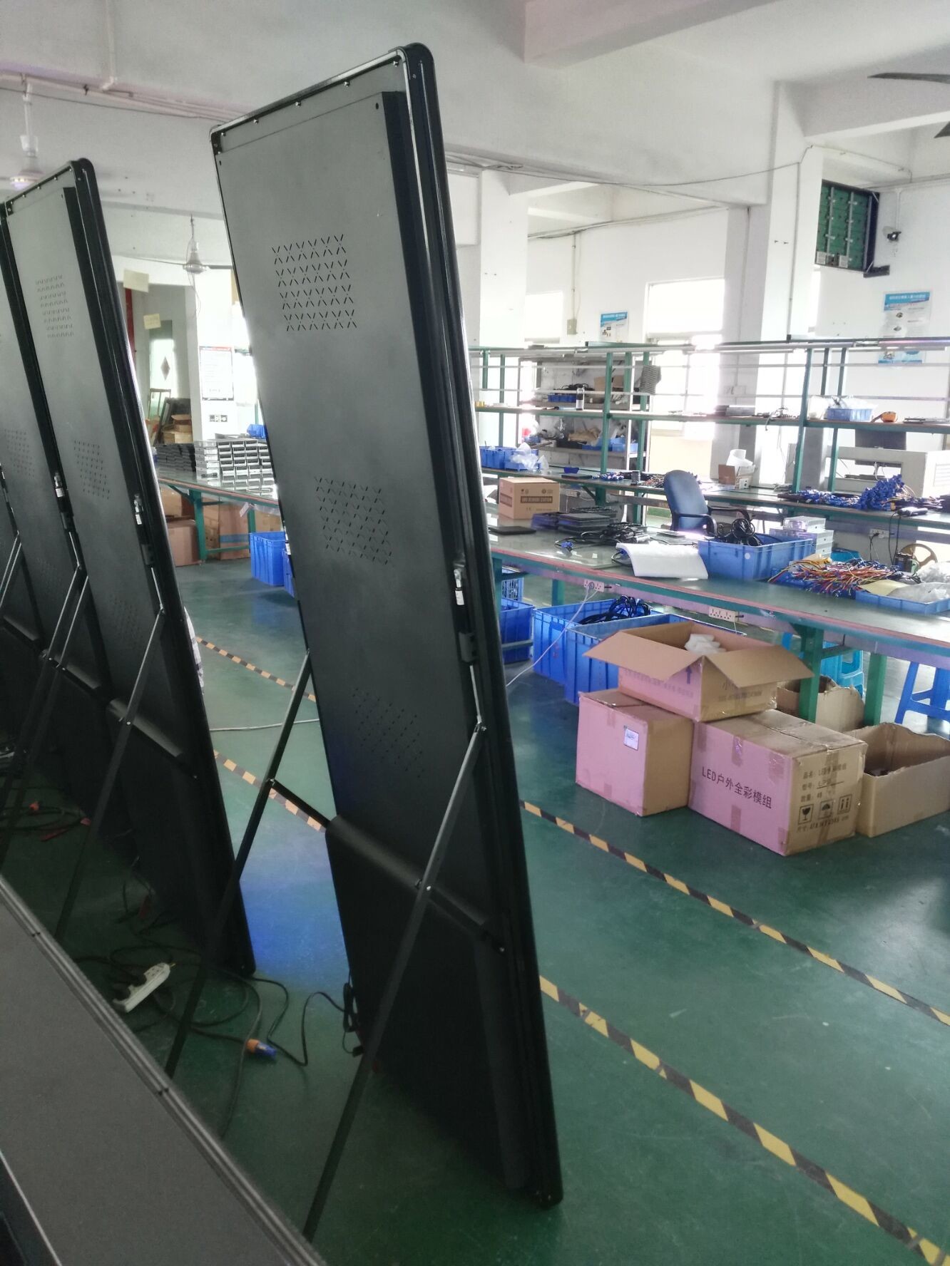 Ultra Thin Aluminum Frame 900 Nits LED Poster Display