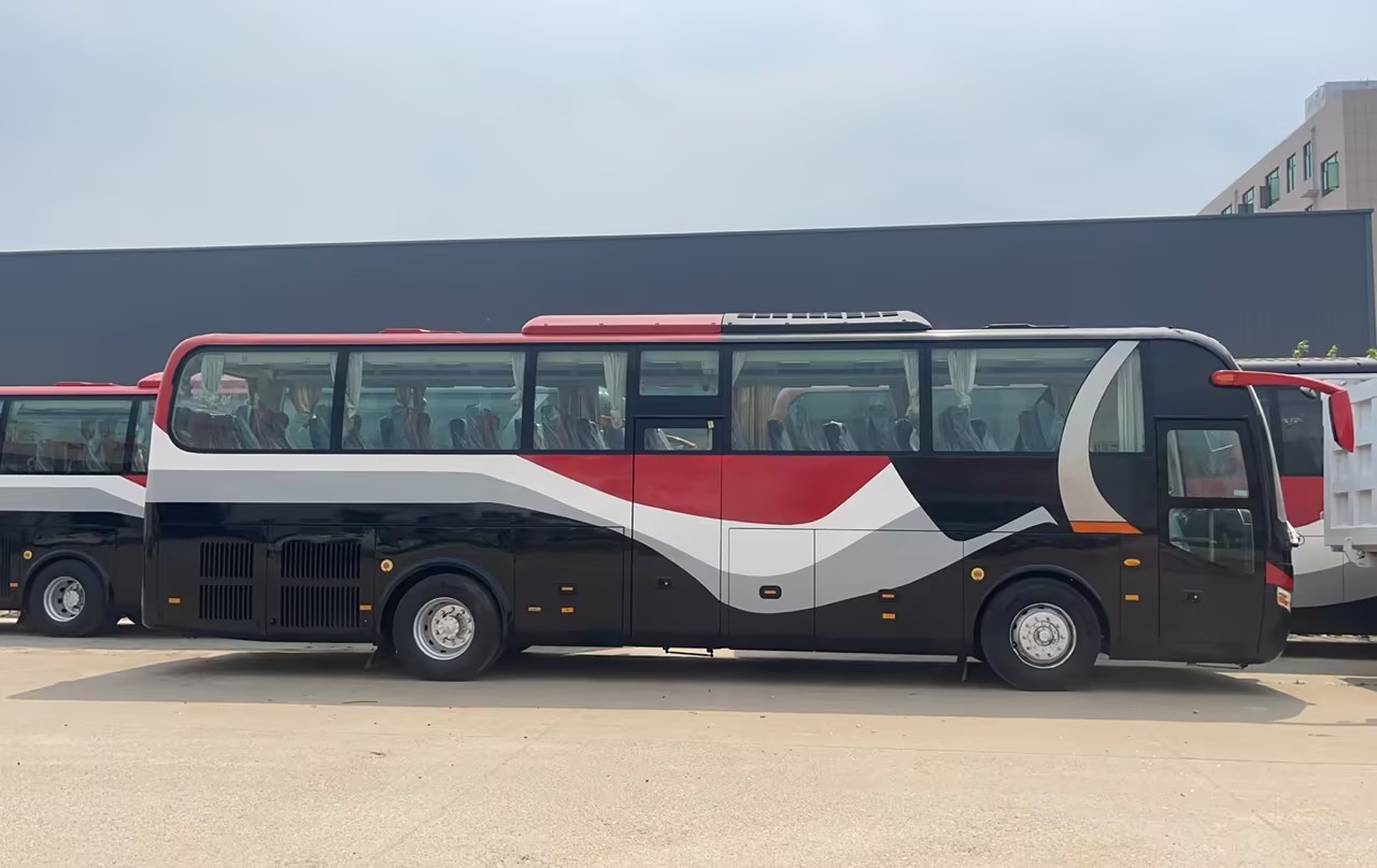 243kw Euro 3 Luxury 50-60 Seater Diesel Coach Bus for Africa in Perfect Condition