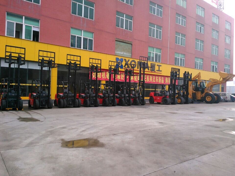 Pneumatic Tire Diesel Operated Forklift , Forklift 3 Ton Lower Consumption