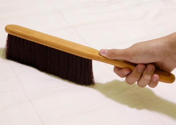 Quality Puting Cleaning Brush soft bed sheets sofa hotel family clothes cleaner tools wooden handle customized for sale
