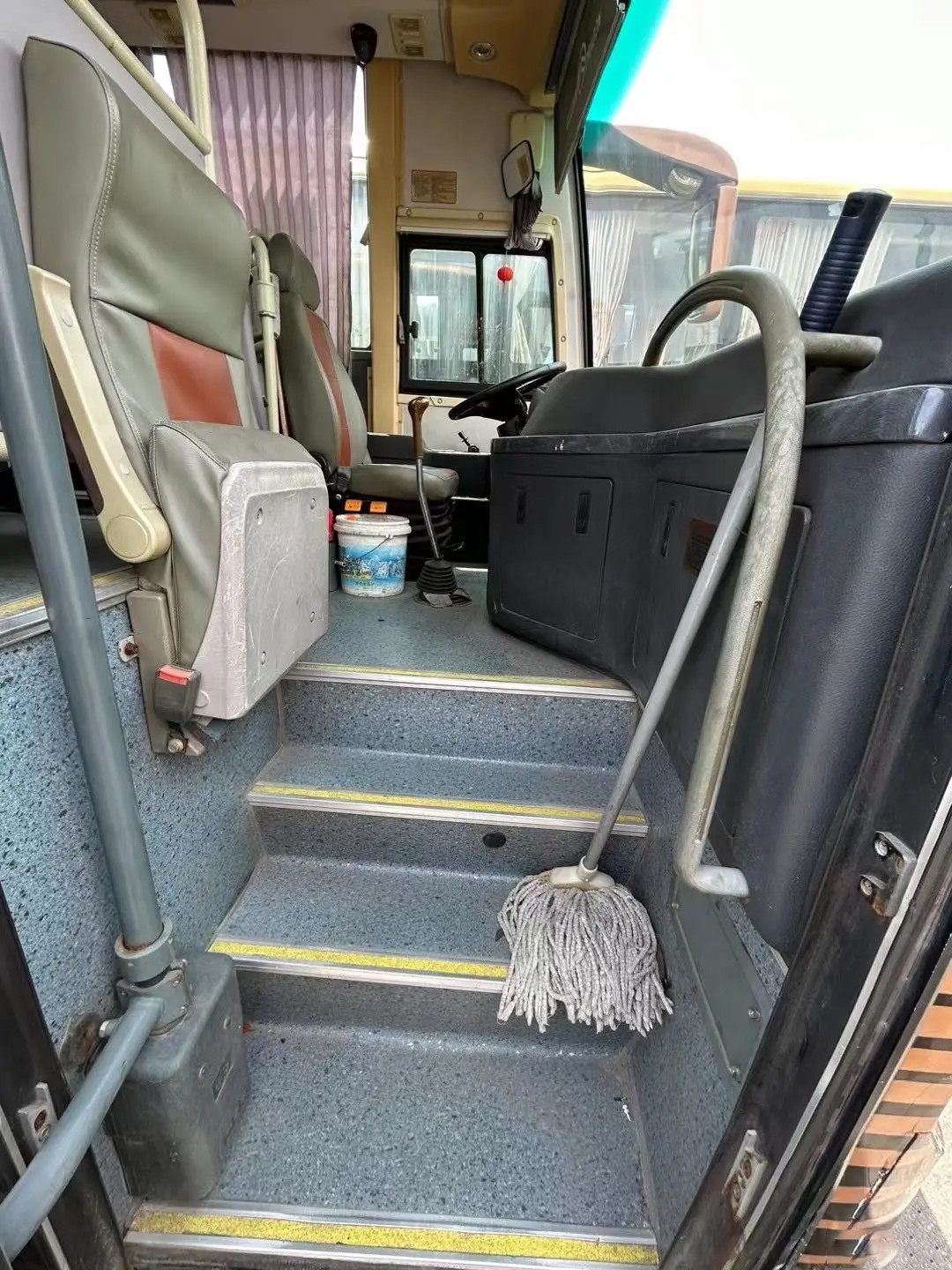 Second-Hand Luxury Bus 39 Seats Gold Color Euro 4 Yuchai Engine Golden Dragon Bus XML6907
