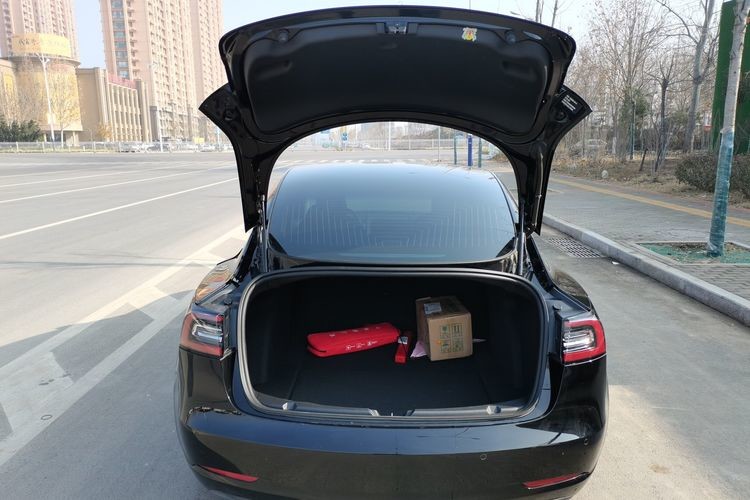 New Energy Battery Power Clean Energy High Speed 225km/H Electric Car