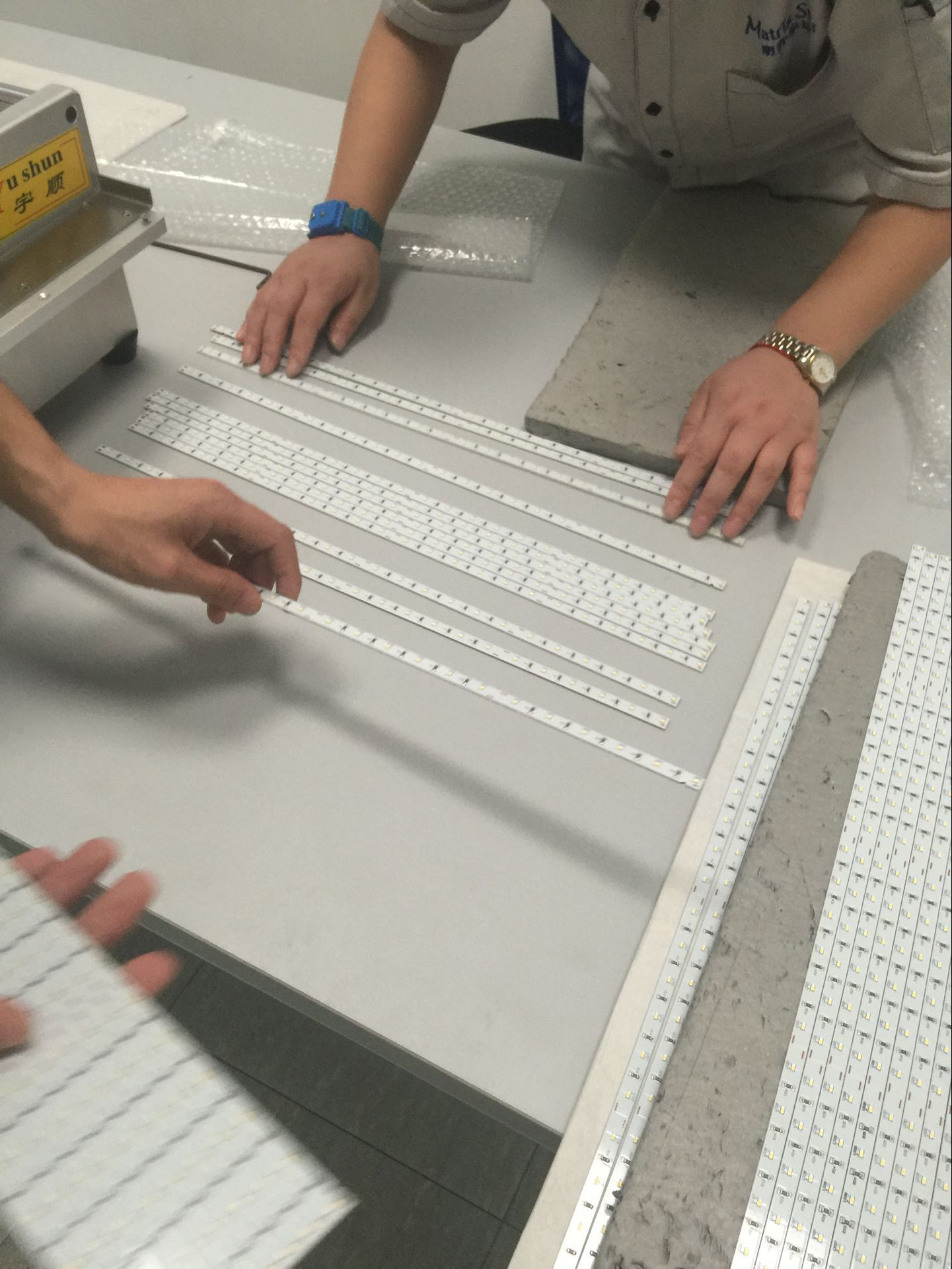 Automatic V-Cut Aluminum Plate PCB LED Cutting Machine 2600 * 580mm * 980mm