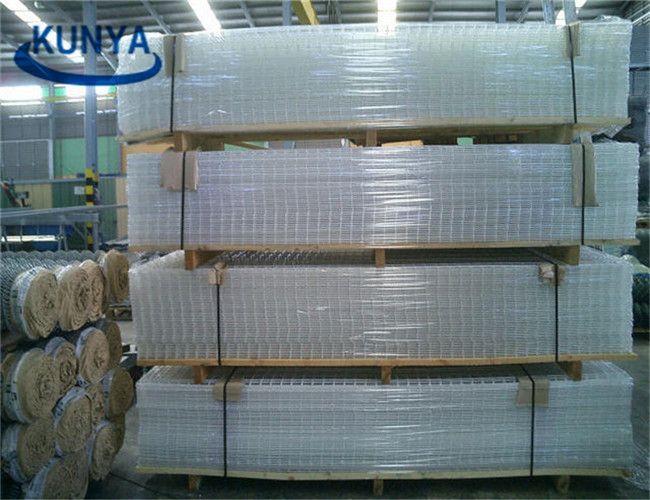 2x18m Plastic GI Coated Wire Mesh Welded Rolls Green Fence Matting