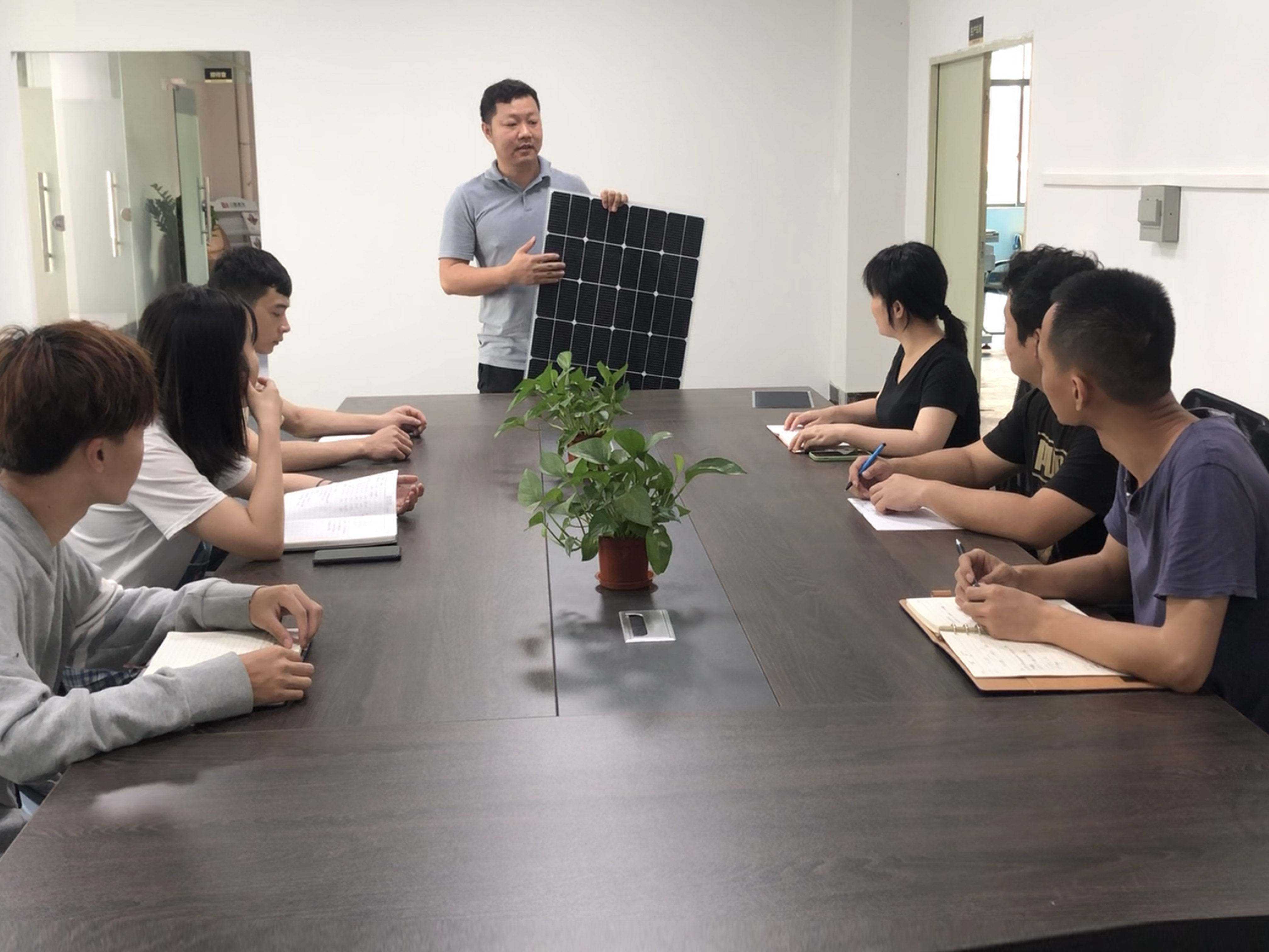 Home On Grid Solar Power Energy System 400w 600w 800w Smart Micro Inverter