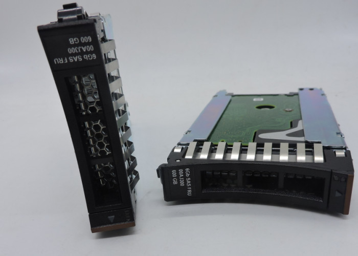IBM Hard Disk 00AJ300 00AJ301 00AJ304 600G 15K 6G SAS 2.5inch G3HS HDD X3650 M4