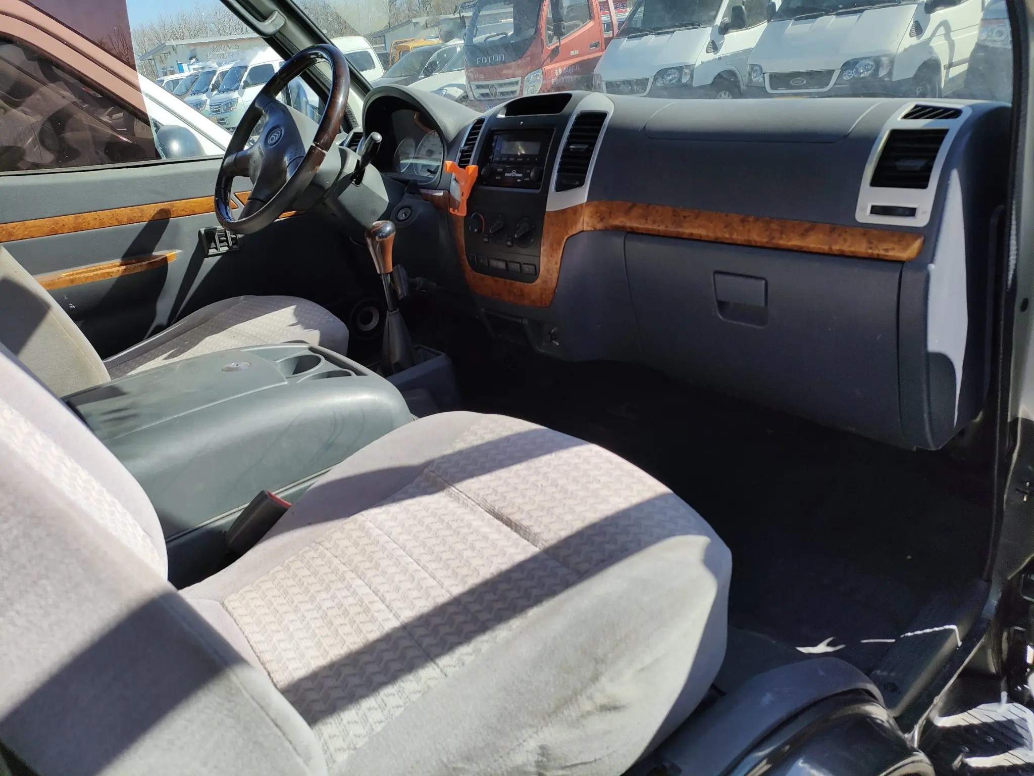 Used 14 Passenger Bus Air Conditioner Sliding Window 14 Seats Diesel Engine Golden Dragon Hiace XML6532