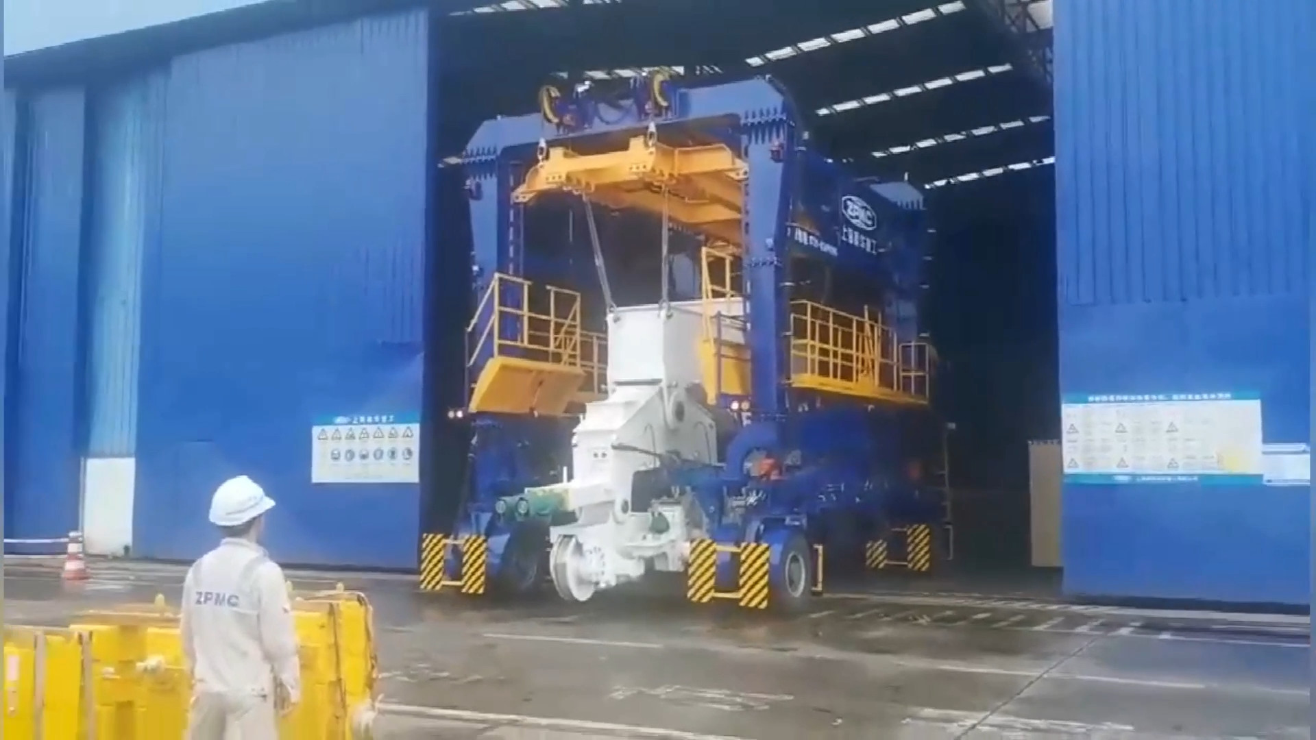 Blue Industrial Straddle Carrier Manufacturer Easy Operate For Steel Products