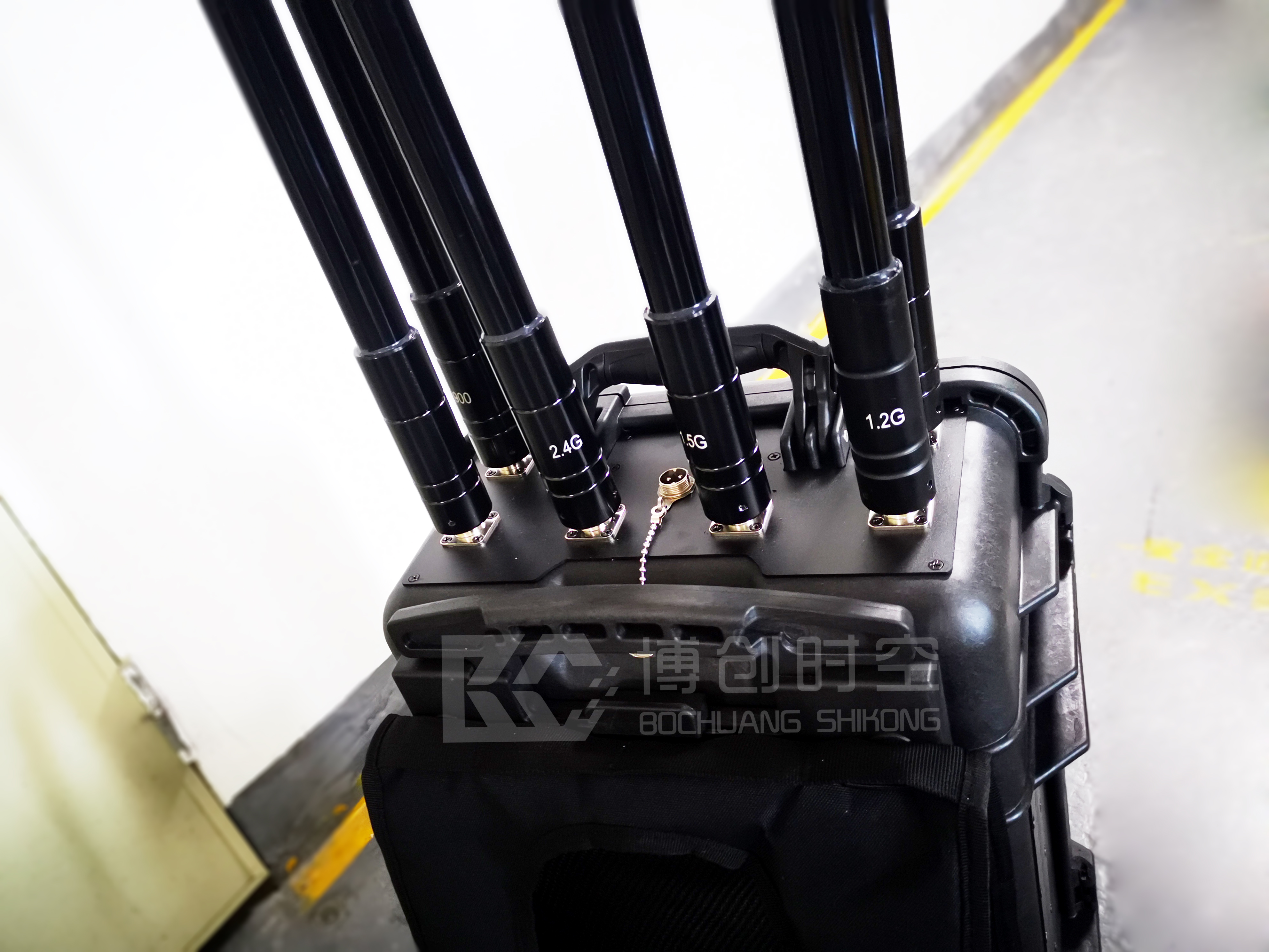 Trolley box style UAV drive off equipment 1500m automatic drive forced landing UAV jammer frequency can be customized