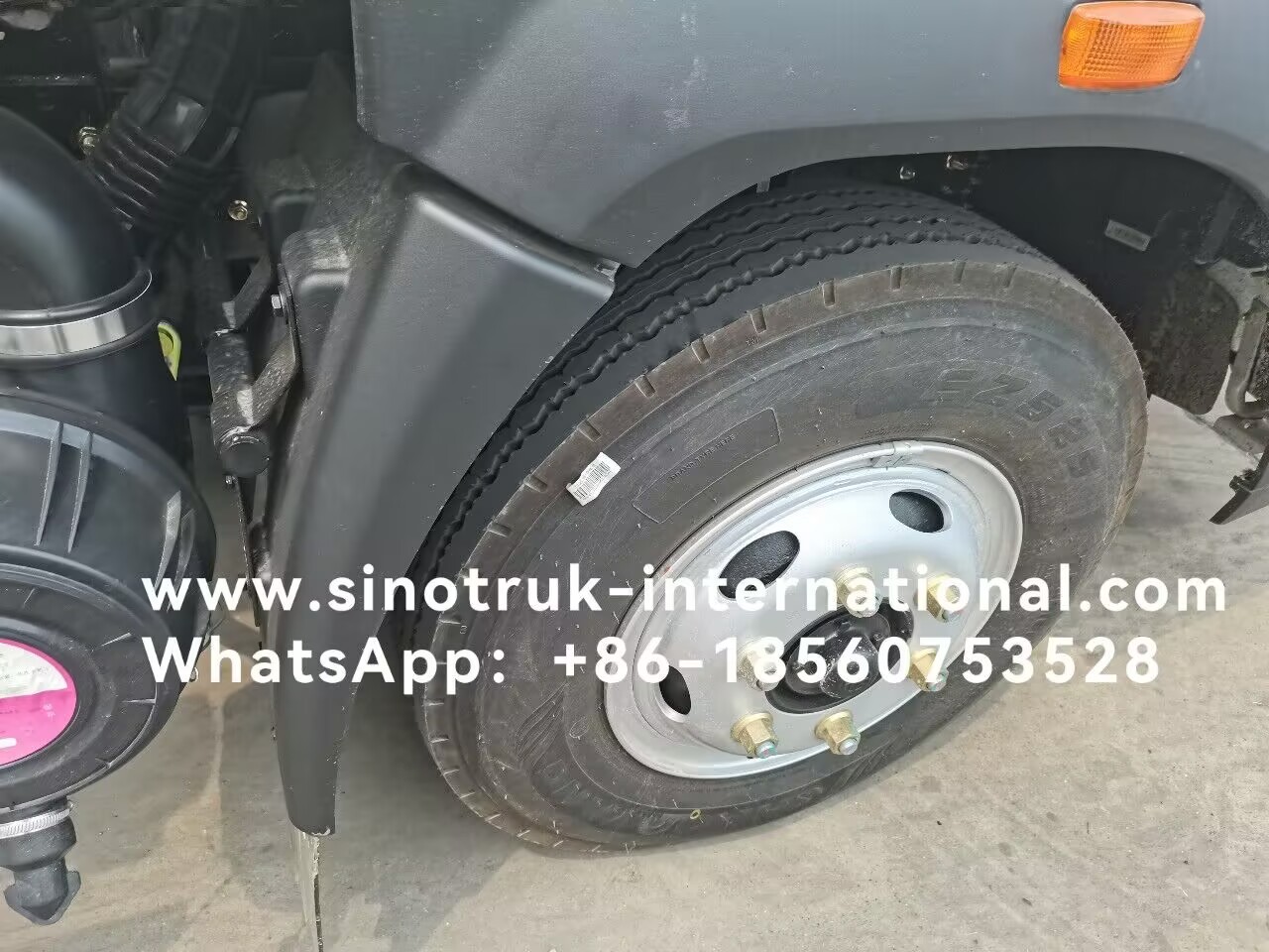SINOTRUK HOWO 4X2 6 Wheels Oil Tank Truck 5-6CBM Single Bin With Flowmeter