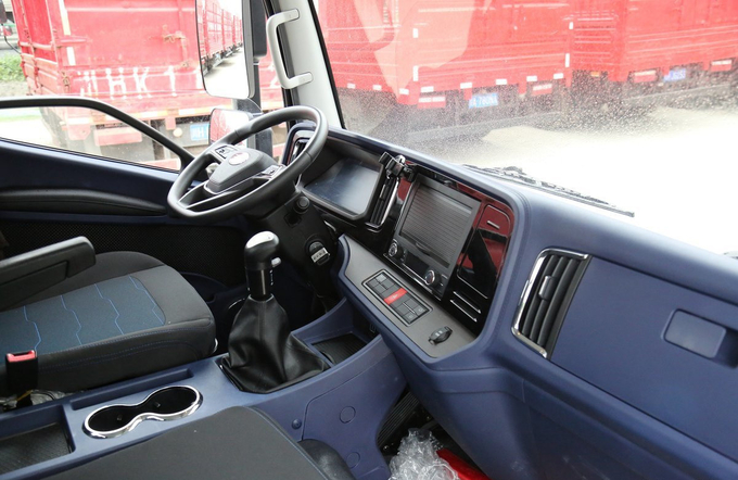 Small Used Cargo Truck FAW Single Cab 2 Seats Flat Box Loading 2 Tons Fast Gearbox