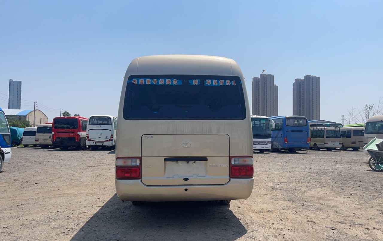 30 Seat Luxury Coach Toyo Ta Coaster Bus with Max Power of 113/5200kw and EURO 3 Emission