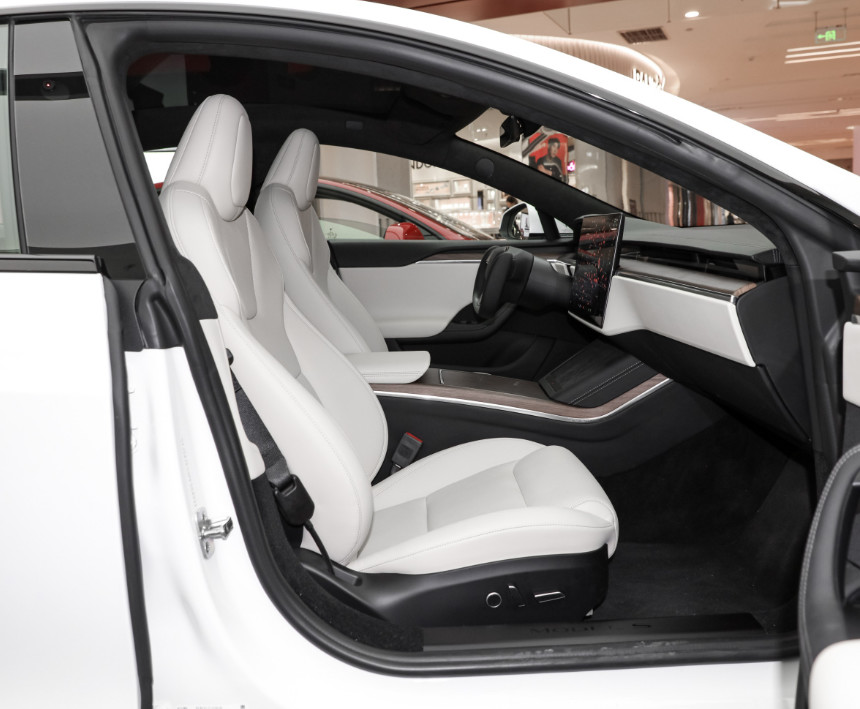 Fantastic Tesla New Model S Double Motors 493KW All-Wheel-Drive Version 715KM Range