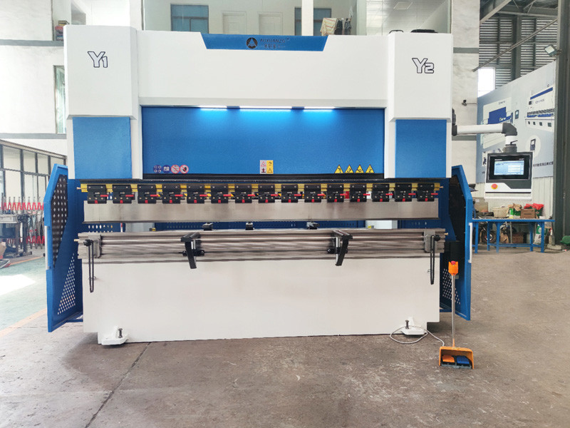 DA53T 4 Axis Press Brake 125T 3200mm Hydraulic CNC Sheet Metal Bender With Safety Guard