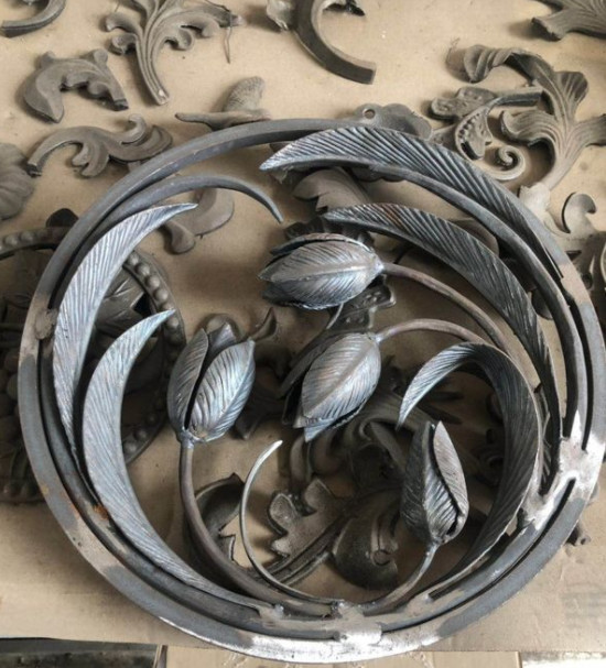 ISO9001 Cast Iron Ornaments Decorative Iron Panels Antirust Oil Surface Finish