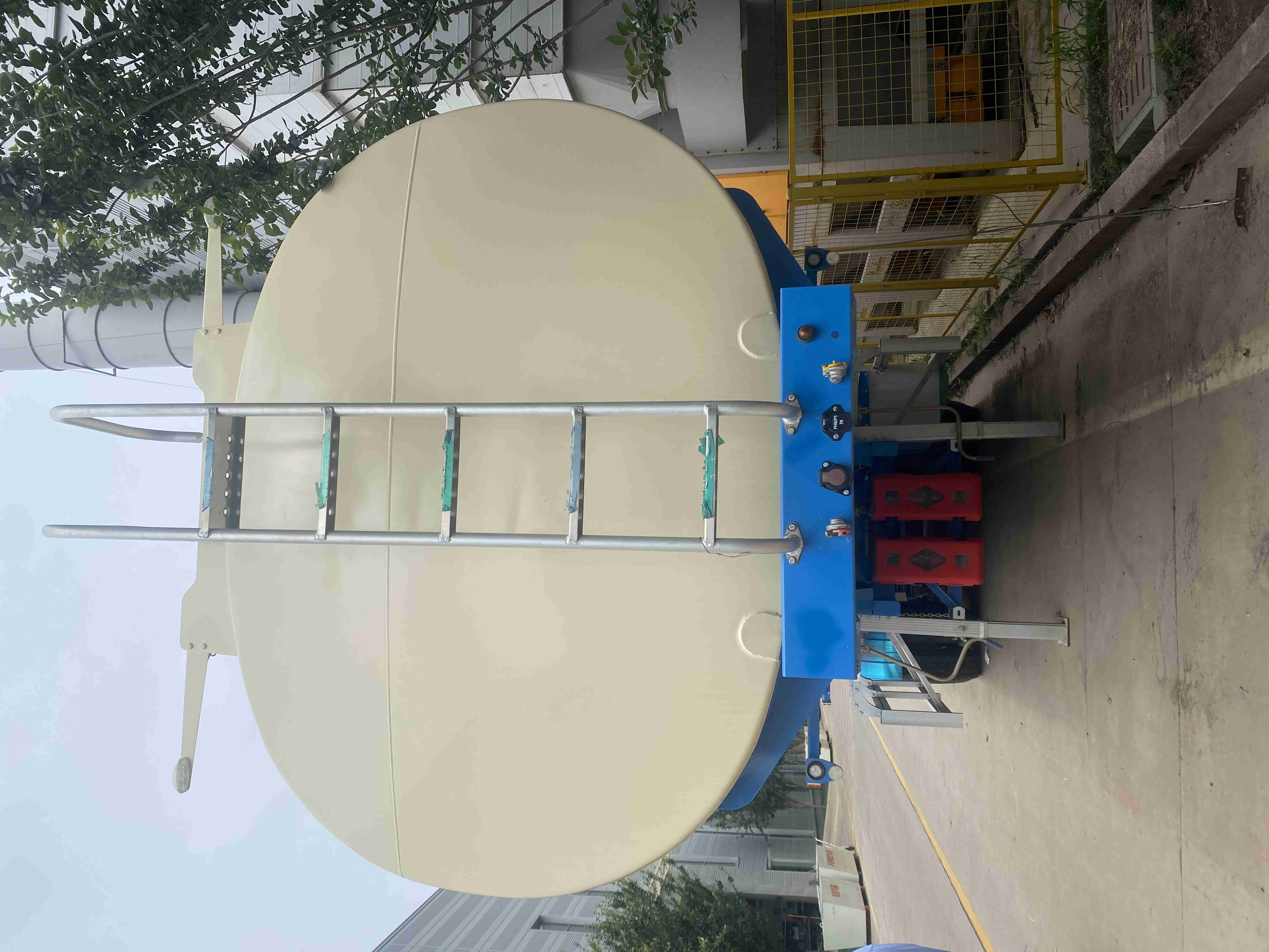 CIMC New Stainless Steel Fuel Tanker Truck Manual Transmission Diesel Engine 6x4 Drive Wheel for Oil and Water Storage