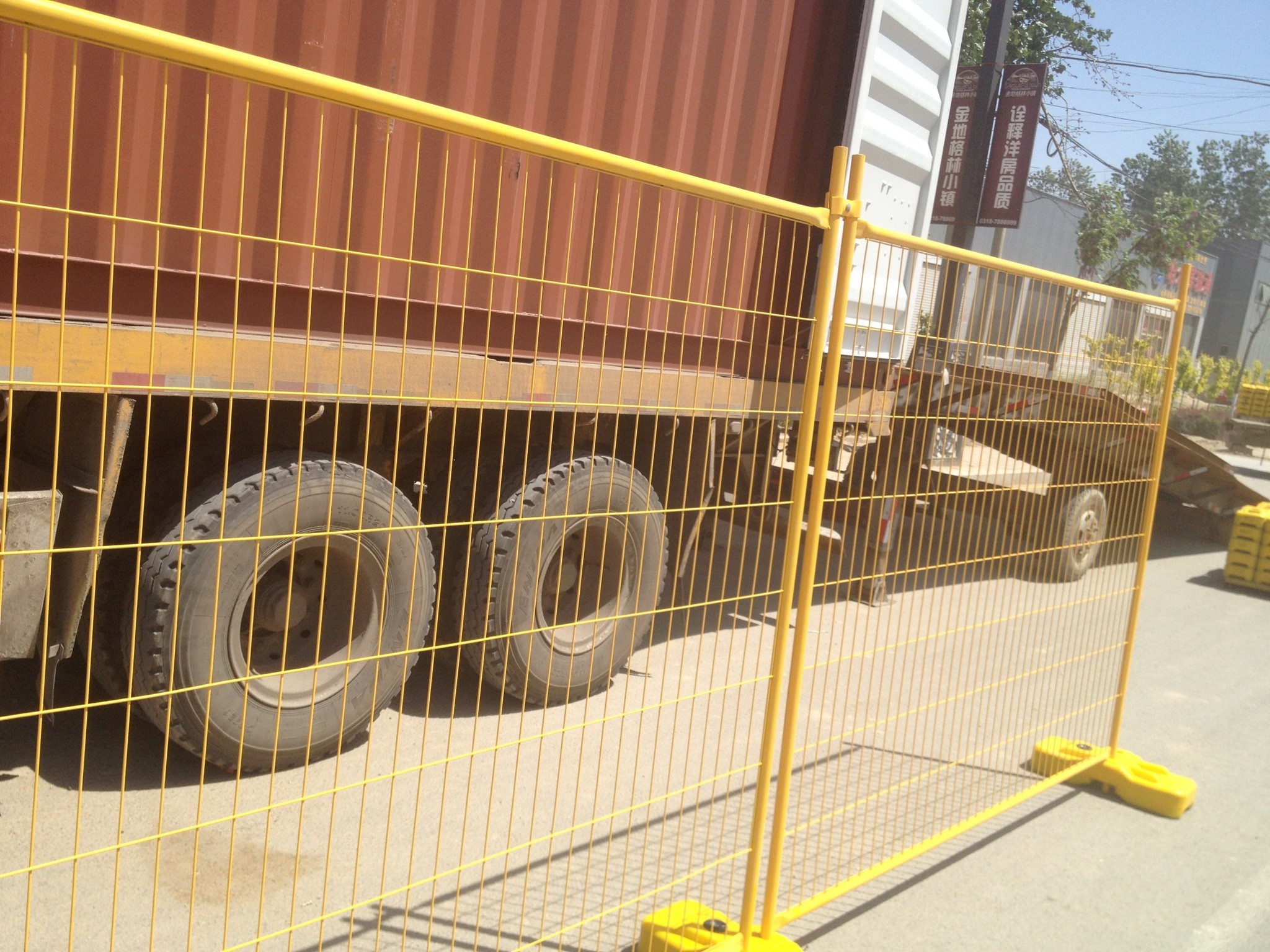 Yellow PVC Coated Hot Dipped Galvanized Temporary Fencing Panels 2100mm x 2400mm OD 32 x 2.00mm pipes thick AS4687-2007