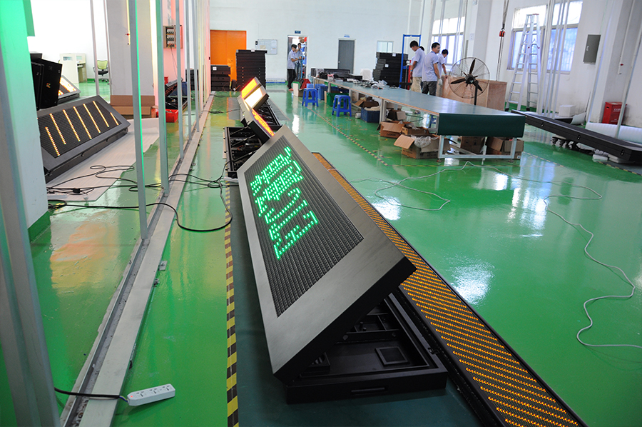 Trailer Mounted Solar Traffic Vms Sign Board Guiding Communication TCP/IP Mobile Angle 70°