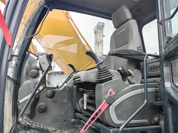 The ORIGINAL Used Hyundai Crawler Excavator R220 with 1.05m3 Bucket Capacity in Shanghai