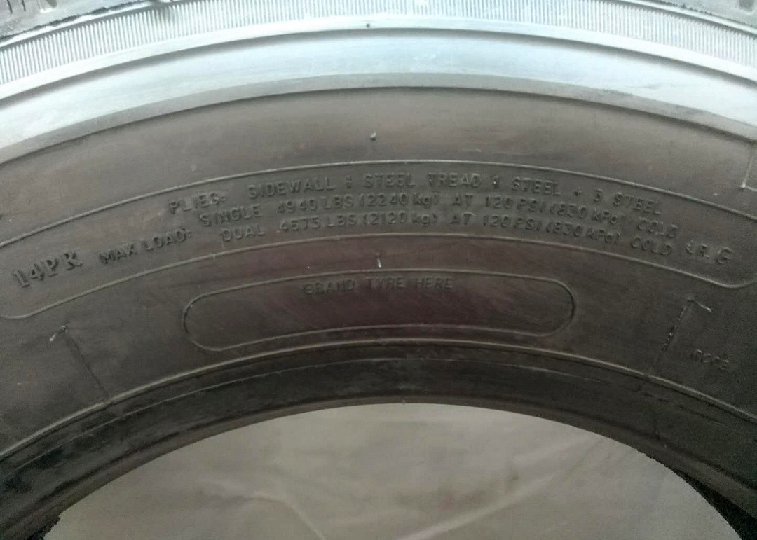 Four Rib Grooves 9R 22.5 Tires Better Wet Grip Performance For All Position