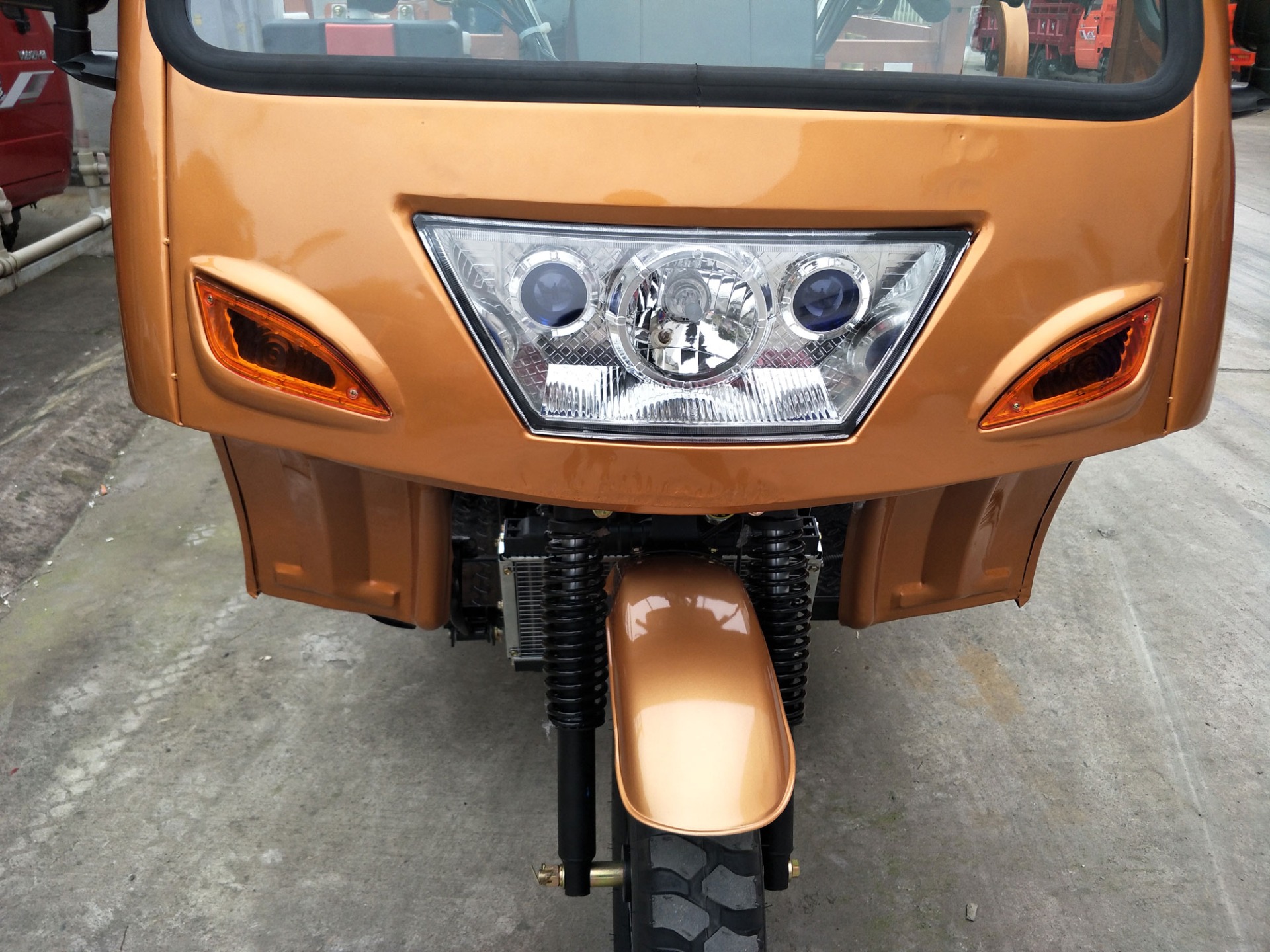 Water-Cooling Engine 250cc Semi Cabin Motorized Cargo Tricycle for Your Business