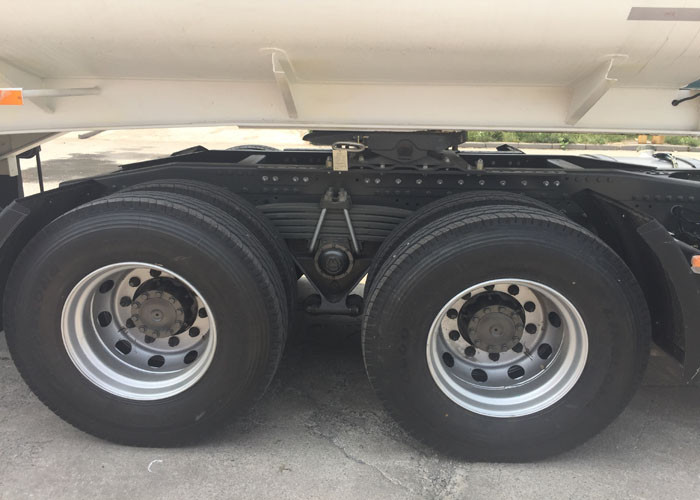 A7 Semi Trailer Truck 3 Axles Fuel Oil Delivery Truck With 50000L - 65000L Tank