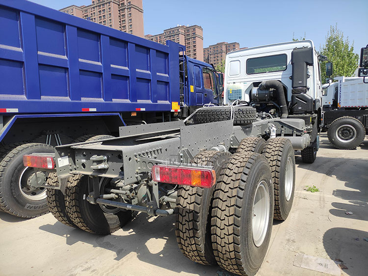 HOWO 6X6 Dump Truck Chassis 20m3 380hp 10 Wheels For 40-50t Front Lifting