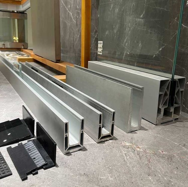 Floor Mounted U Channel Glass Railing With 12-23.52mm Tempered Laminated Glass