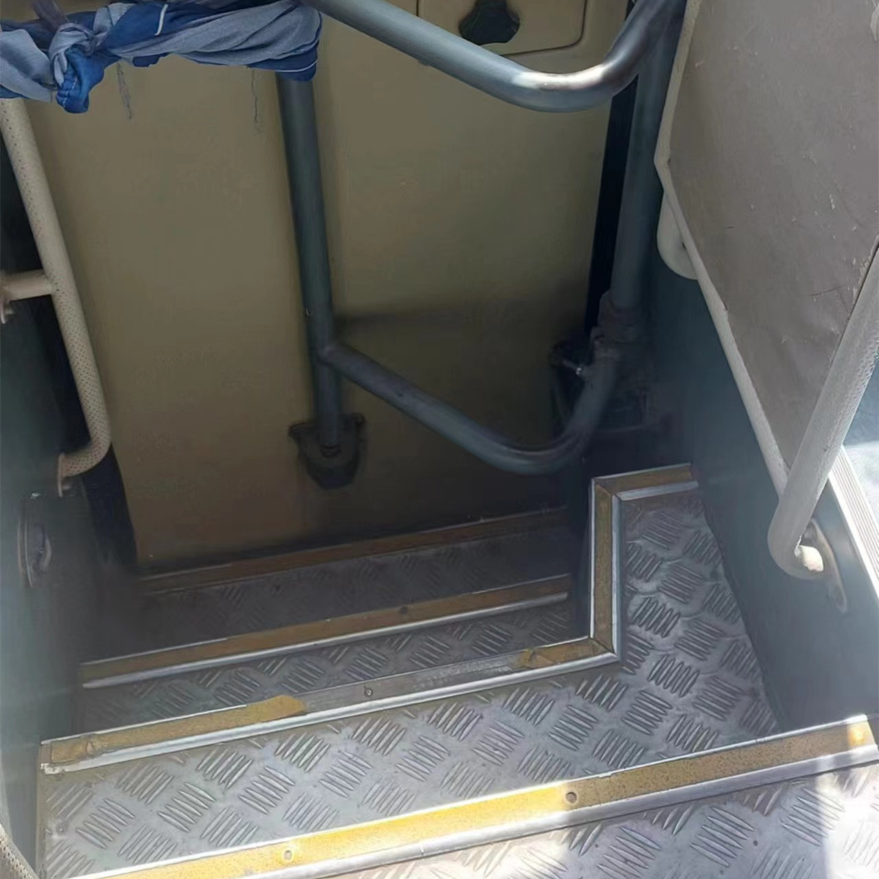 49 Seats Used Coach Buses Rhd Front Engine Yutong ZK6102D Plate Spring Suspension