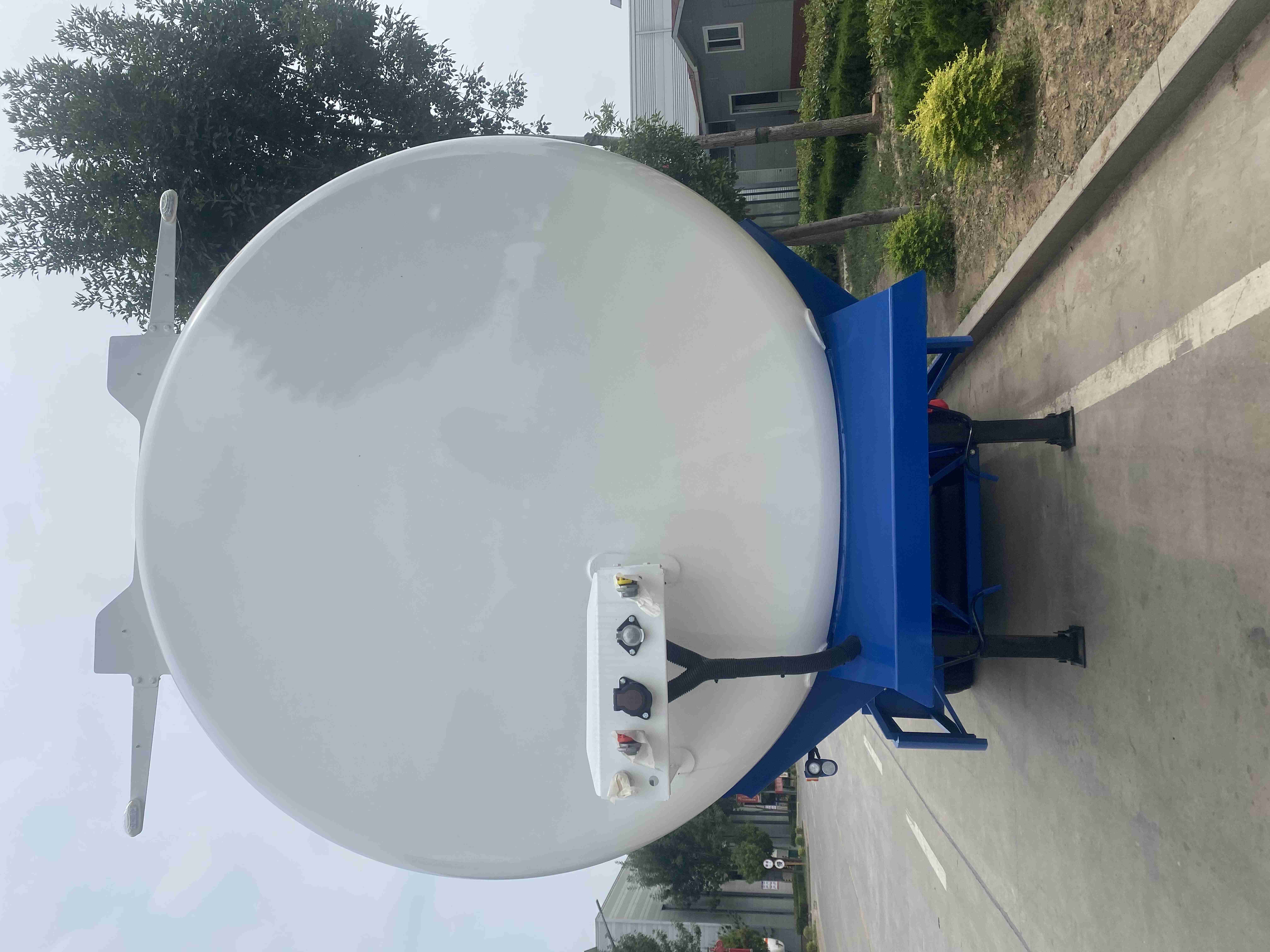 Truck Trailer Solution CIMC Three-Axis Oil Tanker Truck for Safe Transport 30000 kg