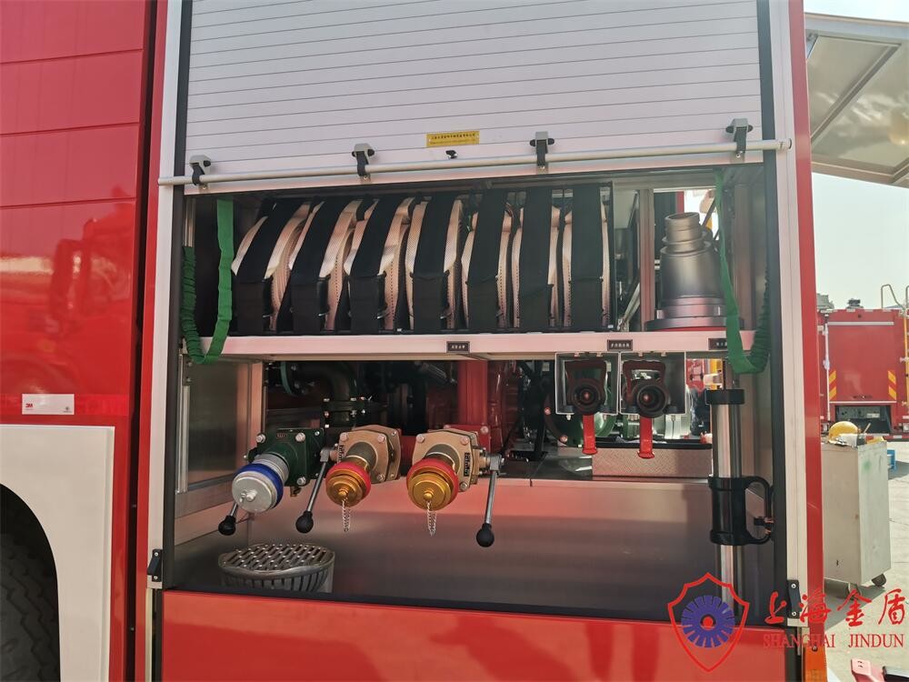 6000L Water 2000L Foam Commercial Fire Trucks 19800 Kg Gross Weight