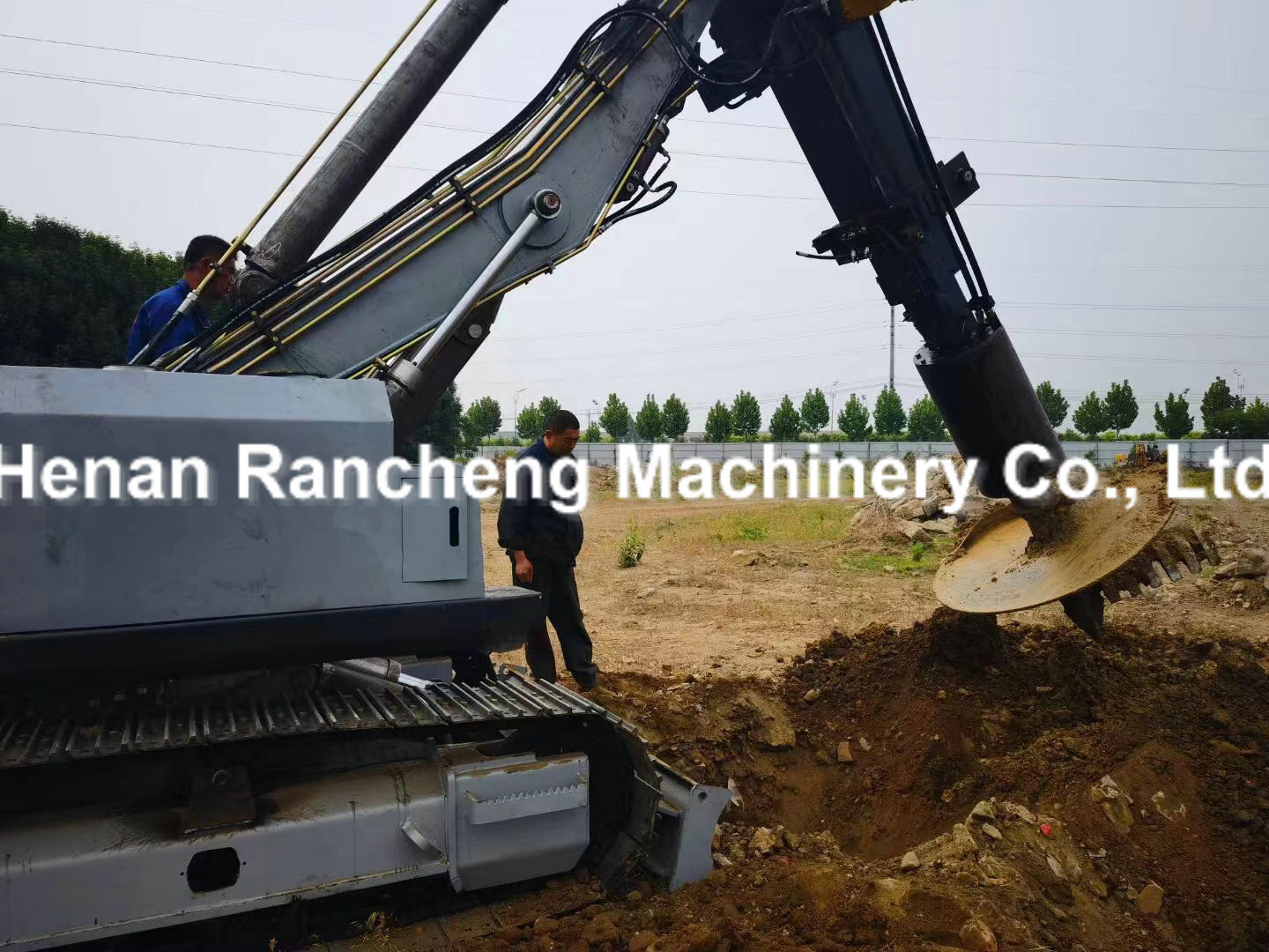 30m Depth Crawler Mounted Rotary Drilling Machine 205 Horsepower Diesel Engine Power