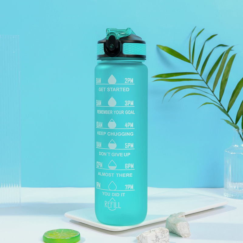 Fashionable Gradient Color Frosted Plastic Sports Water Bottle 750ml Cycling Water Bottles Custom Keep Yourself Hydrated Lightweight Durable