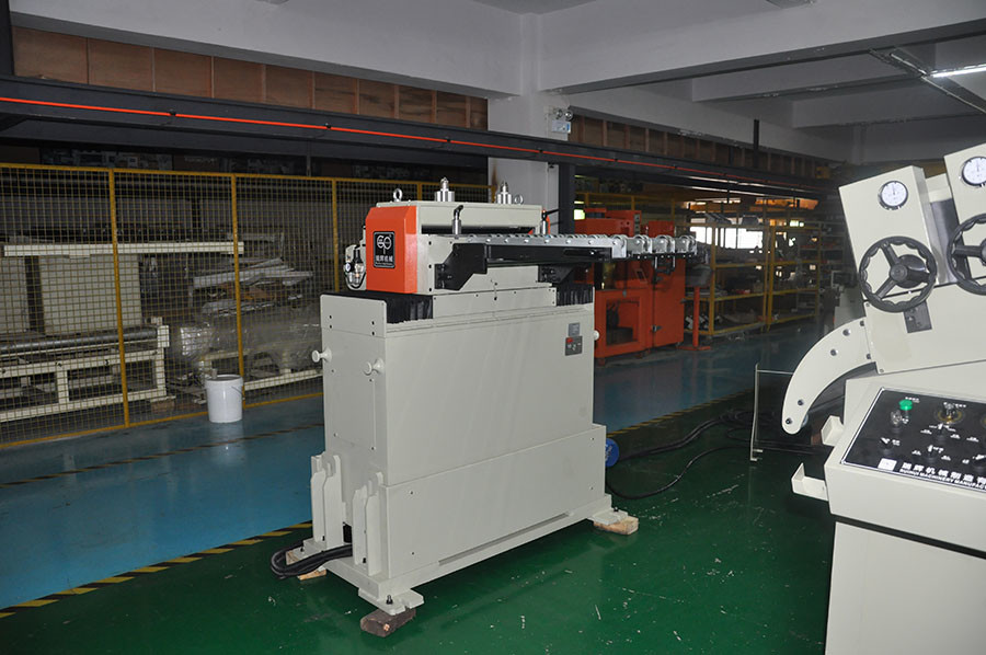 PLC Control Box Servo Zig Zag Feeder RNC-600F-300P For 600mm Coil Metal Sheet