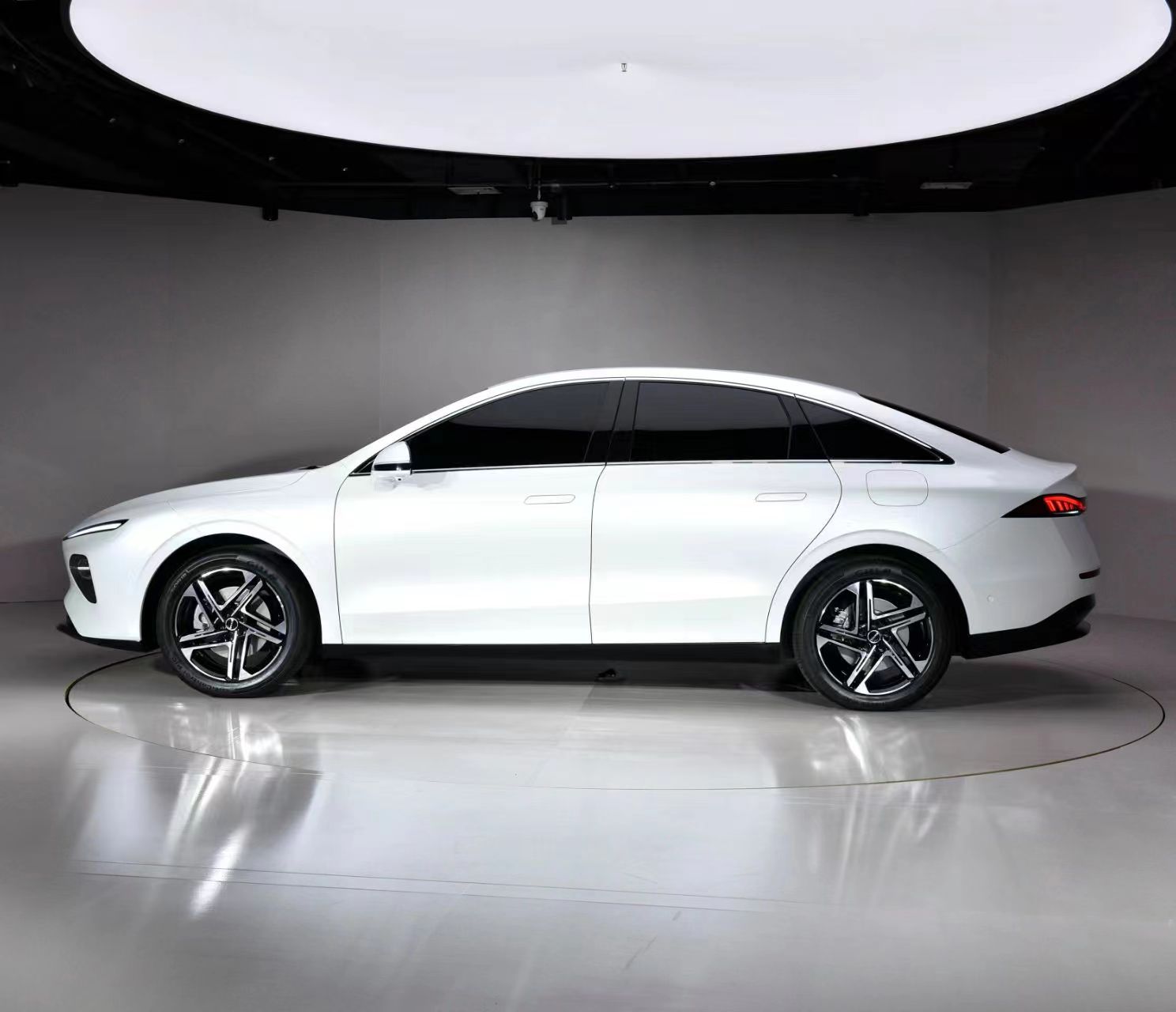 Roewe D7 Energy Vehicle Custom Four-Wheel Electric Car 5-door 5-seat SUV Max Speed 160 Km/h 510km Range for Adults