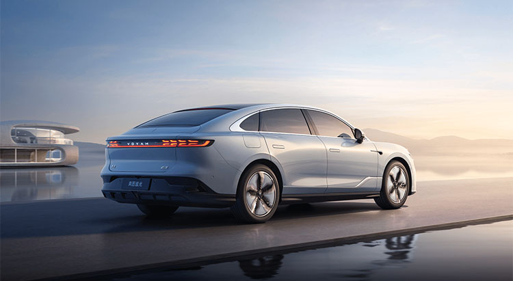 Voyah Zhuiguang Chasing Electric EV Car with 5088*1970*1515mm Size and Official 0-100km/h Acceleration of 4.2s