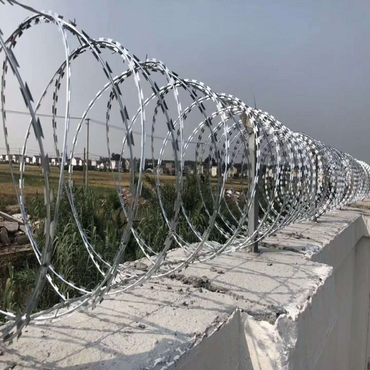 bto 22 low price concertina wires hot dipped razor fence barbed wire price for sale weight per meter supply