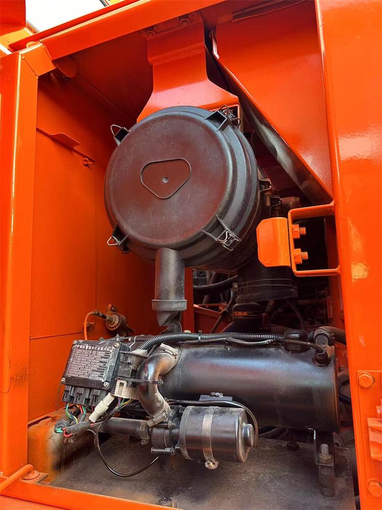 Korean Made Doosan DX225 Excavator 2022 Year 1400 Working Hours Used for Construction