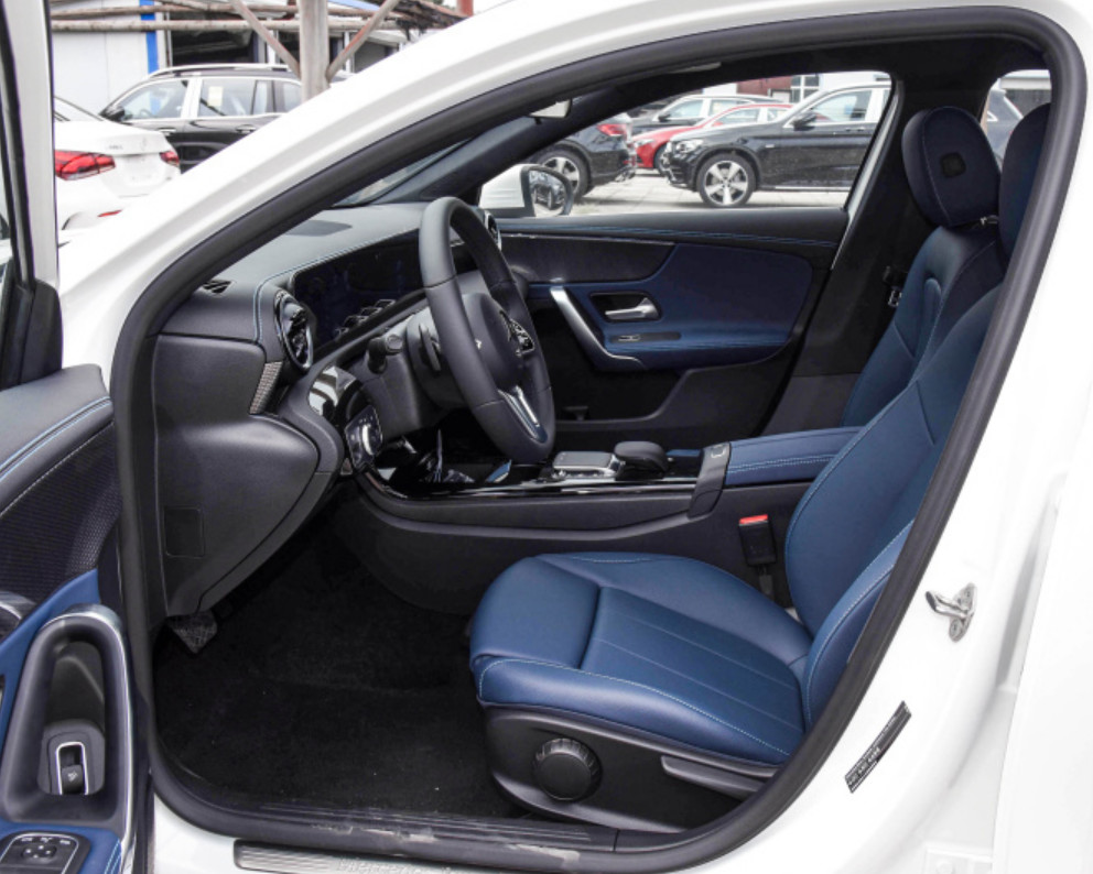 Mercedes-Benz A 200 L sport sedan donggan version 4 Door 5 seats 3 space car