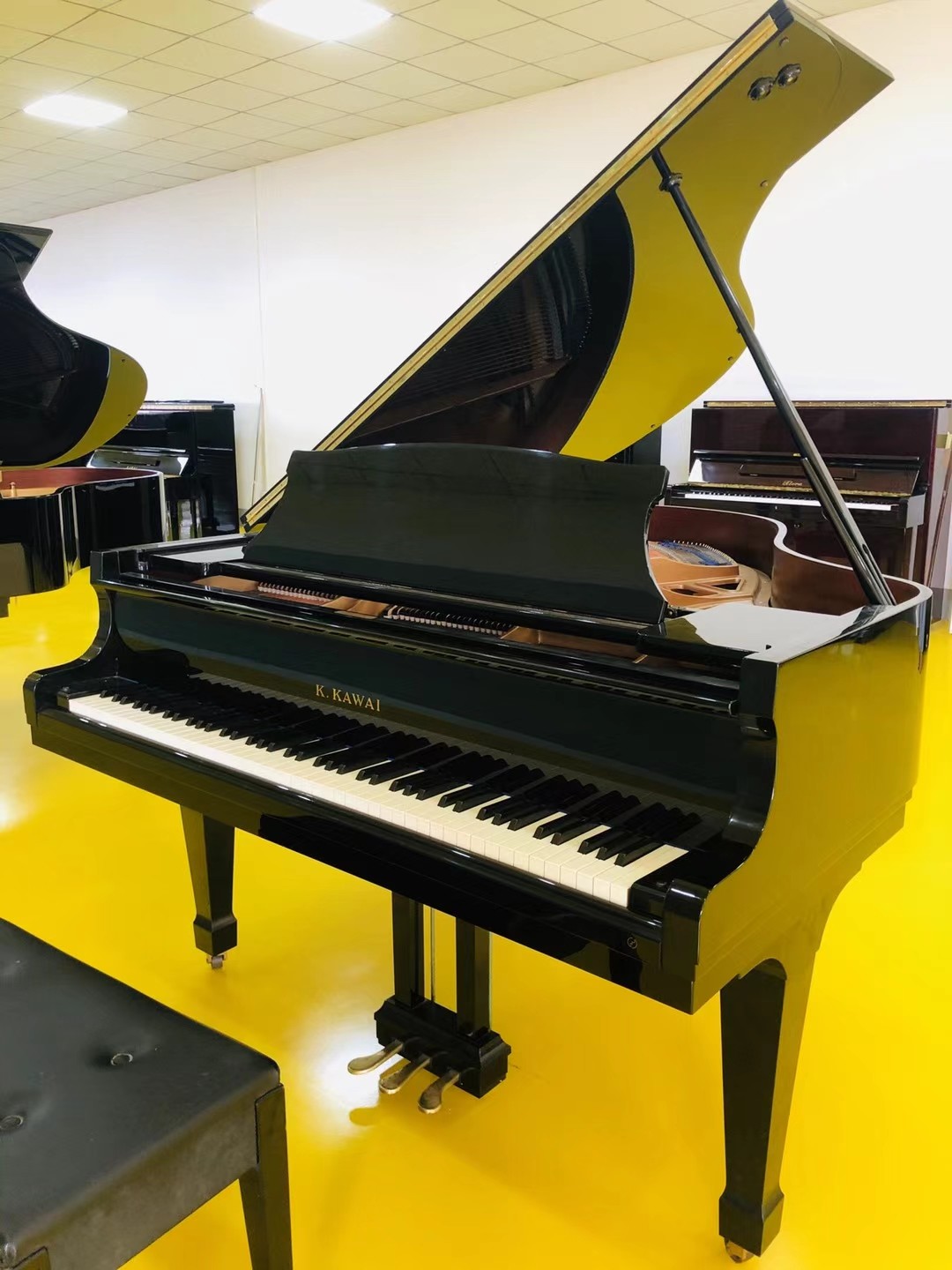 Best Price Acoustic upright second hand piano Black Color with second hand piano bench and accessories pre owned