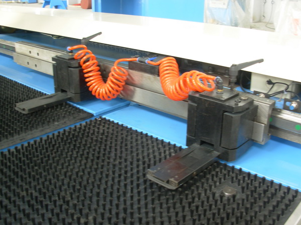 Hydraulic CNC Turret Punching Machine 60 m/min With FANUC System